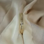 Złota obrączka w aksamitnym materiale